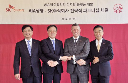 SK주식회사(대표 장동현)는 29일 서울 당주동 포시즌스호텔에서 AIA생명과 'AIA 바이탈리티 디지털 플랫폼 개발' 파트너십을 체결했다. 안정옥 SK㈜C&C 사업대표(왼쪽부터)와 장동현 SK㈜ 대표, 빌 라일 AIA 지역총괄 대표, 차태진 AIA생명 한국대표가 기념촬영을 하고 있다. SK㈜C&C 제공